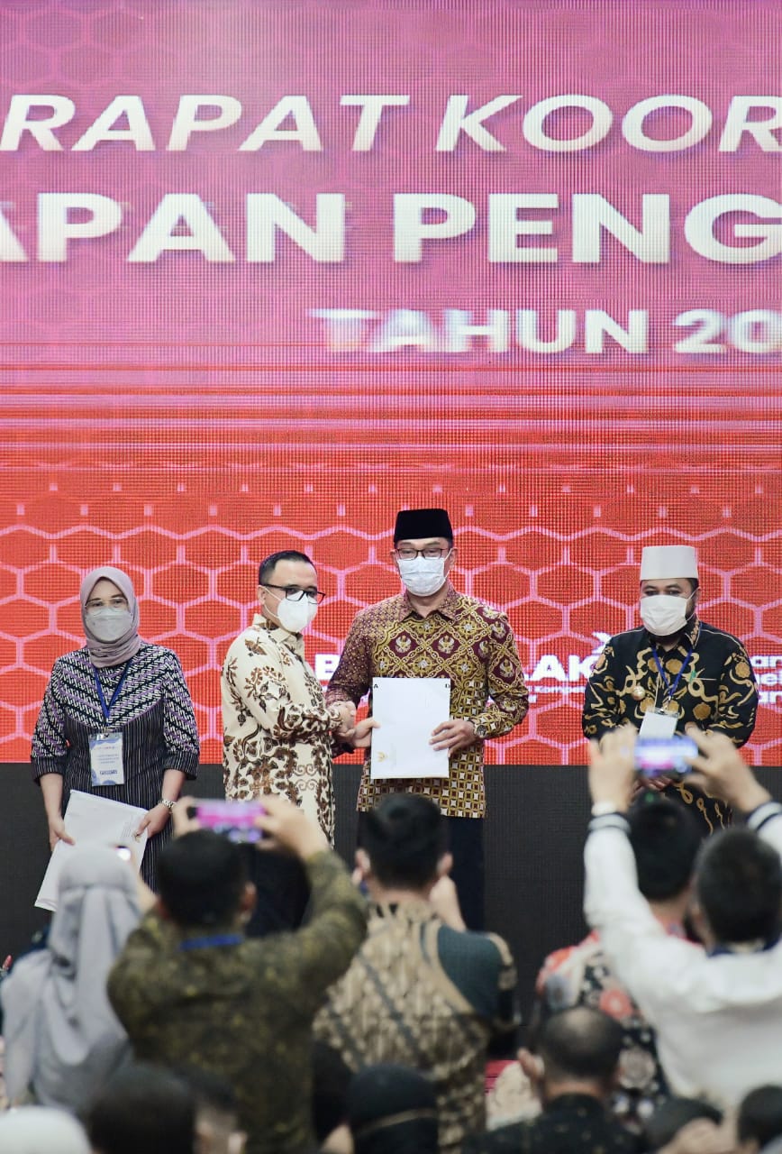 Gubernur Jawa Barat Ridwan Kamil Menerima Surat Keputusan dari Menpan RB Abdullah Azhar Anas, Foto/Istimewa.